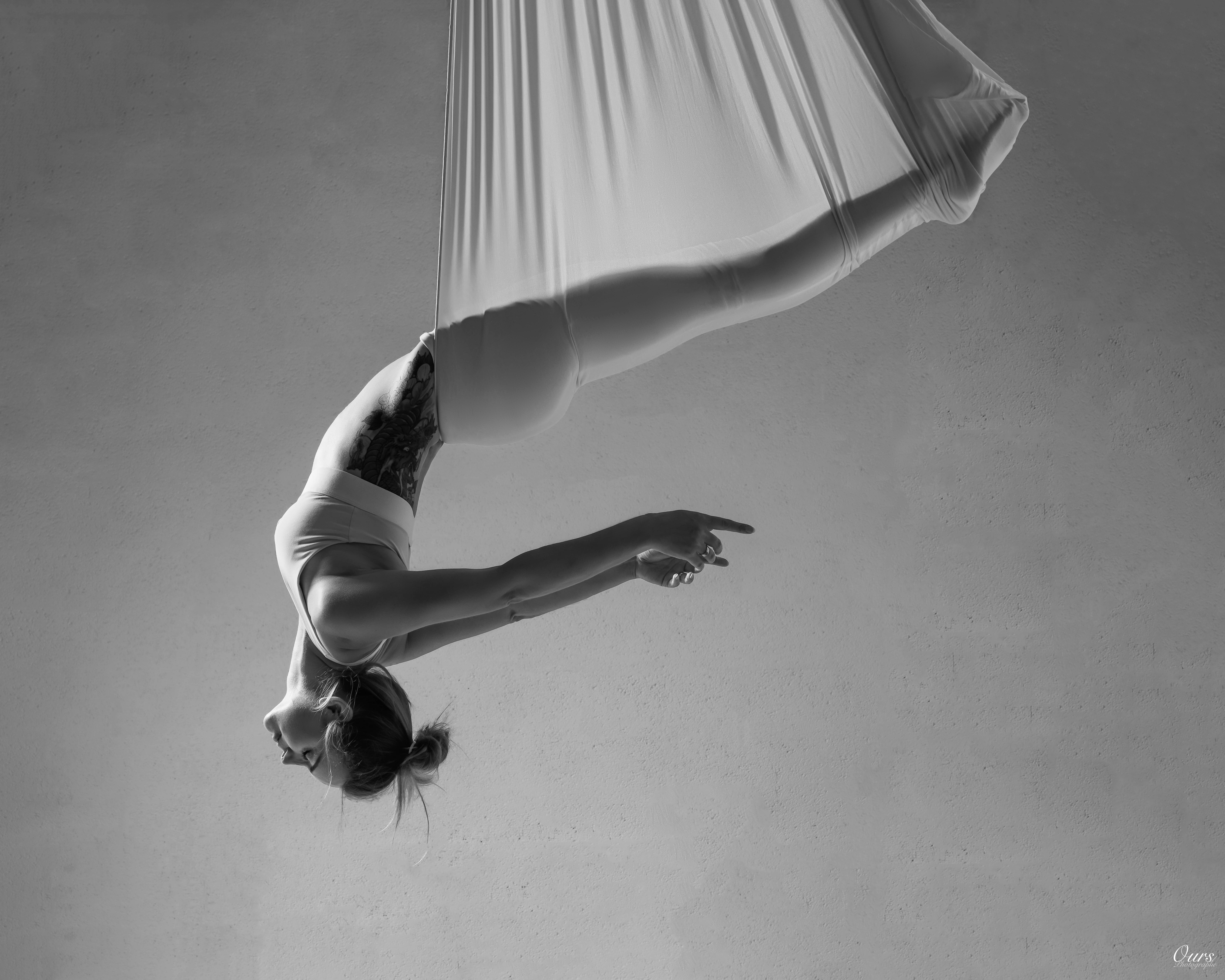 Quels sont les bienfaits du yoga aérien pour la posture et le dos ?