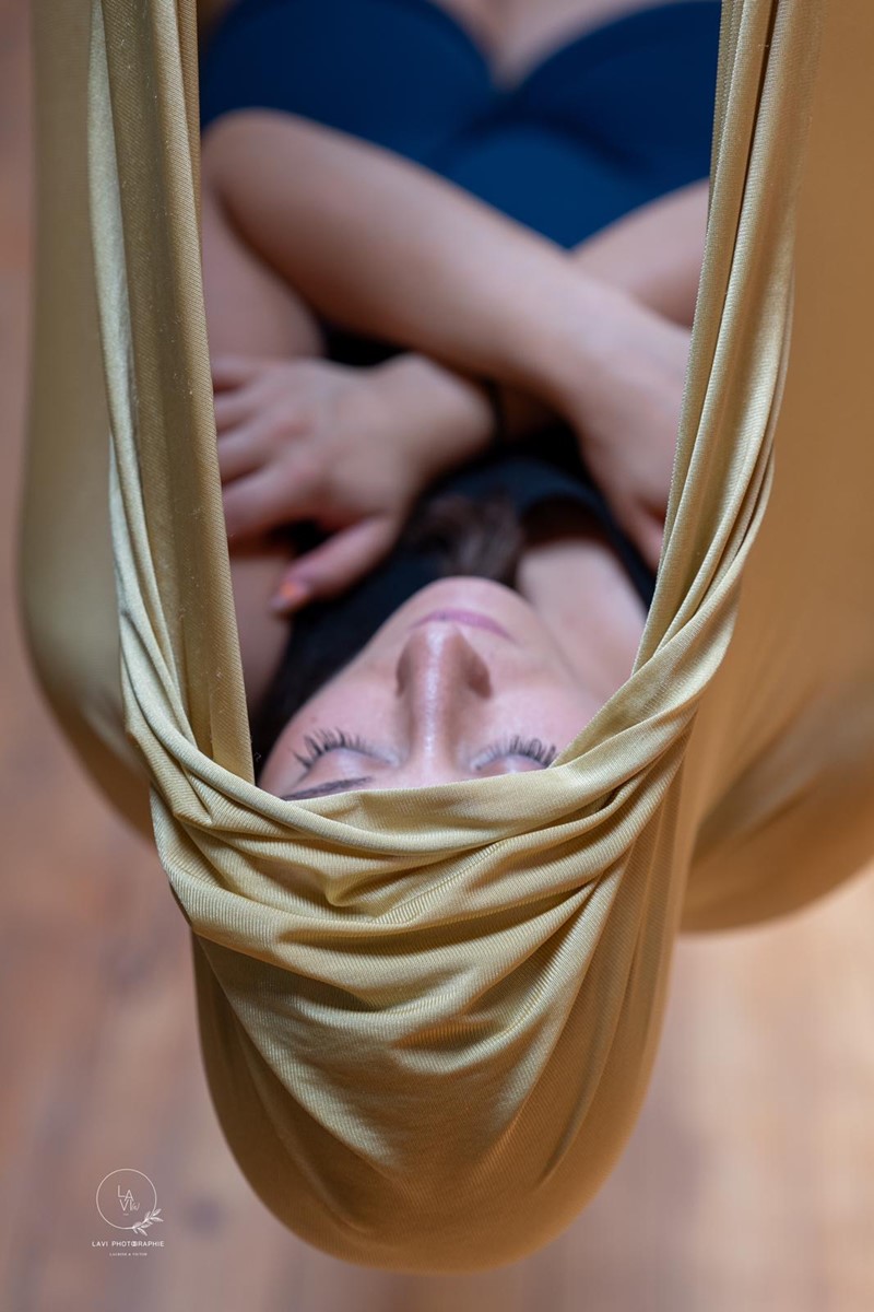 Comment j’intègre des techniques d’hypnose thérapeutique et de PNL aux séances pour proposer un yoga aérien unique